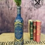 Vase Weinflasche Elfen & Helden „Gilded Etiquettes“ Bunkerhill Blue/Gold Vintage - handbemalt - Unikat