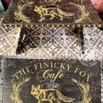 Holz-Schemel - Blumenhocker - Hocker Elfen & Helden „The Fincky Fox Cafe“ Schwarz/Gold Vintage - handbemalt - Unikat