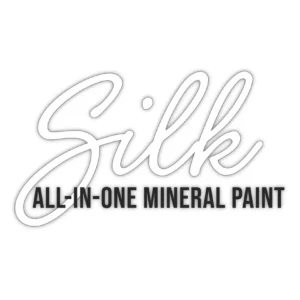 Logo „Silk All-in-One Mineral Paint“ mit geschwungenem Silk-Schriftzug auf weißem Hintergrund.