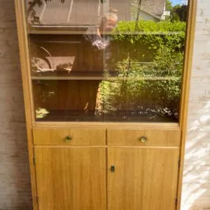 Mid-Century-Vitrine mit Glasfront – stilvoll, praktisch und voller Möglichkeiten – bereit für Dein Projekt oder zur hiesigen Aufarbeitung
