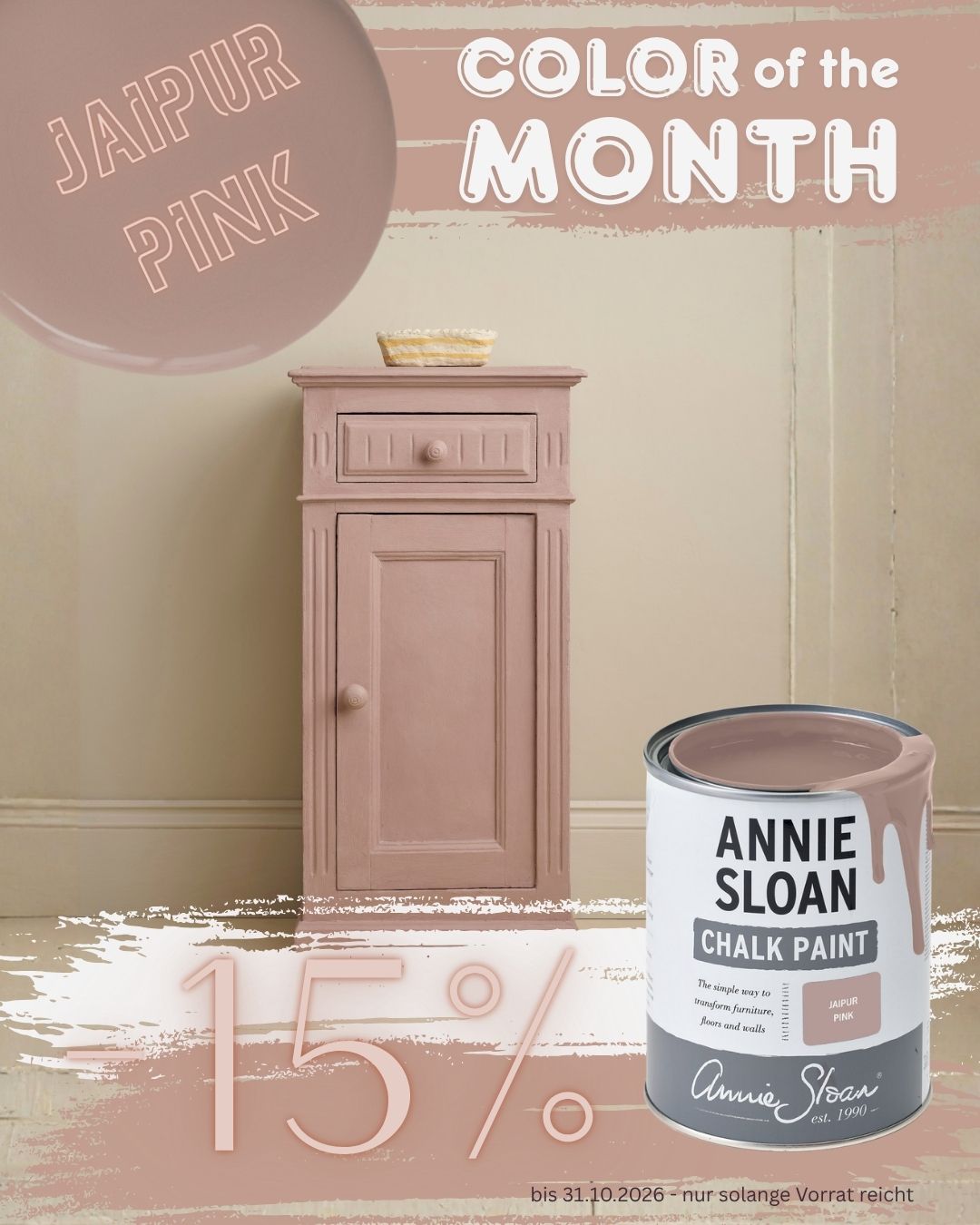 Annie Sloan Chalk Paint „Jaipur Pink“ als Farbe des Monats: rosafarbenes Schränkchen und offener Farbbehälter. 15 % Rabatt bis 31.10.2026, solange der Vorrat reicht.