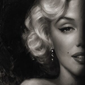 Angeschnittenes Schwarz-Weiß-Porträt von Marilyn Monroe mit hellen Locken, betontem Lidstrich und Schmuckohrring vor dunklem Hintergrund.
